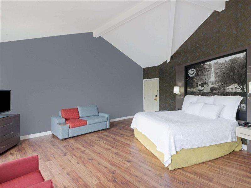 Super 8 by Wyndham Sturbridge Hotel Eksteriør billede