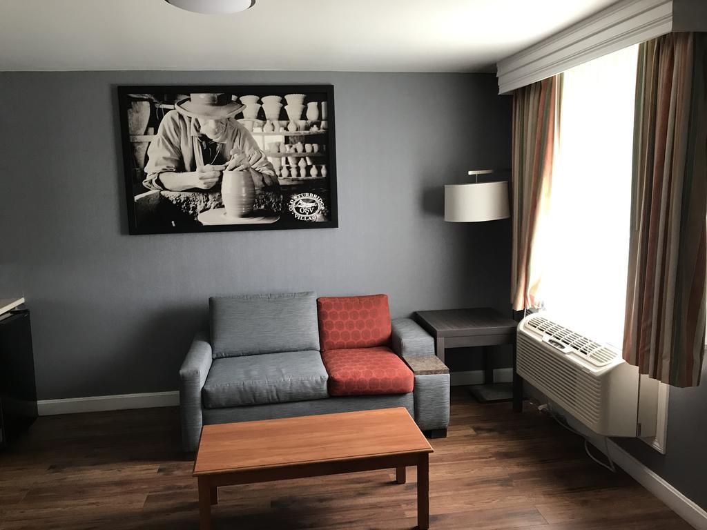 Super 8 by Wyndham Sturbridge Hotel Eksteriør billede