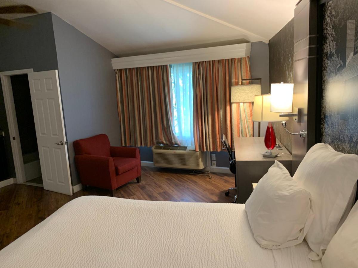 Super 8 by Wyndham Sturbridge Hotel Eksteriør billede